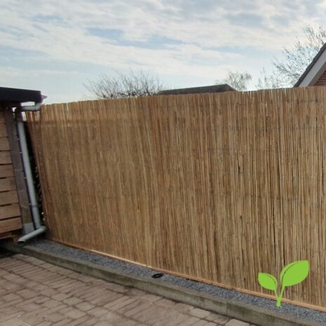 Gespleten bamboemat 200 x 500 tegen hek